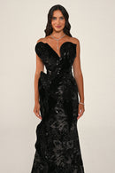 Ombrelle gown in black, close-up of the velvet bodice and ruffle